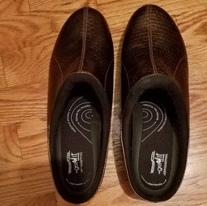 Grasshopper clogs